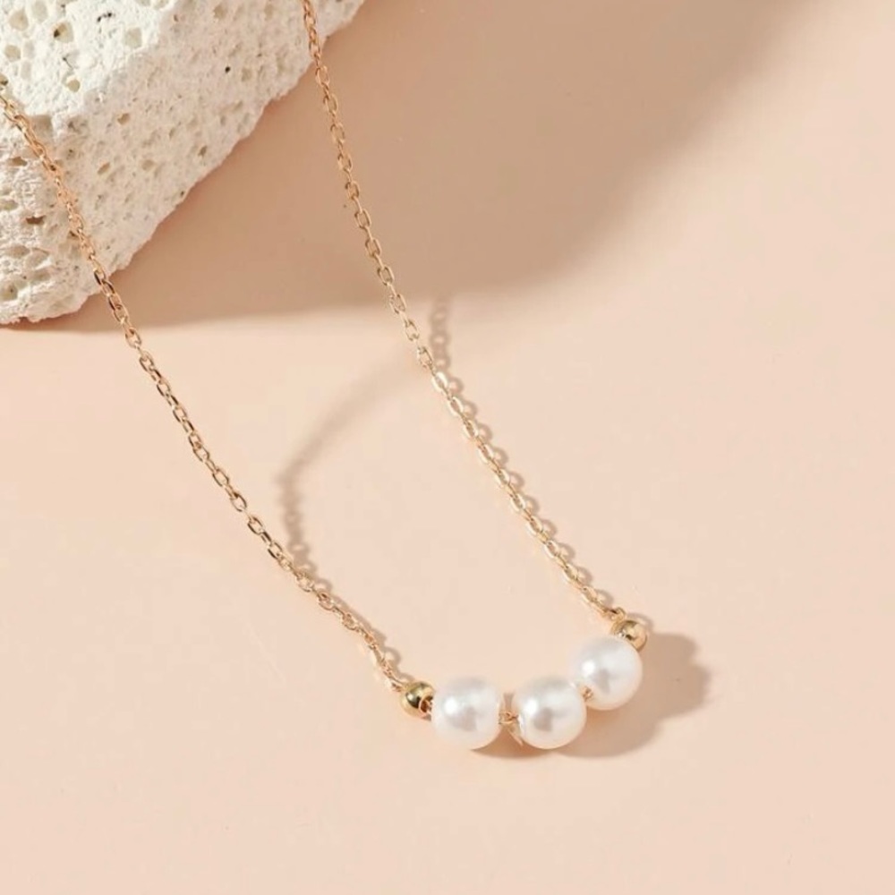 NWT Beautiful Simple Pearl Necklace